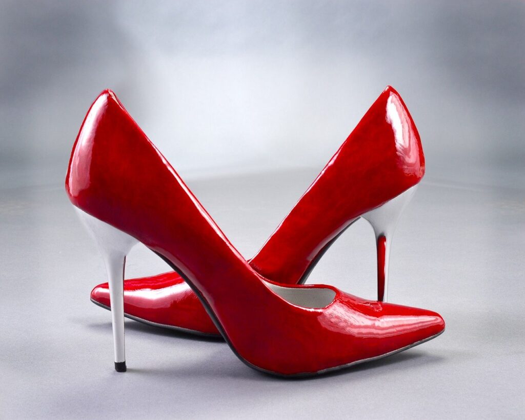 chaussures rouges et argent